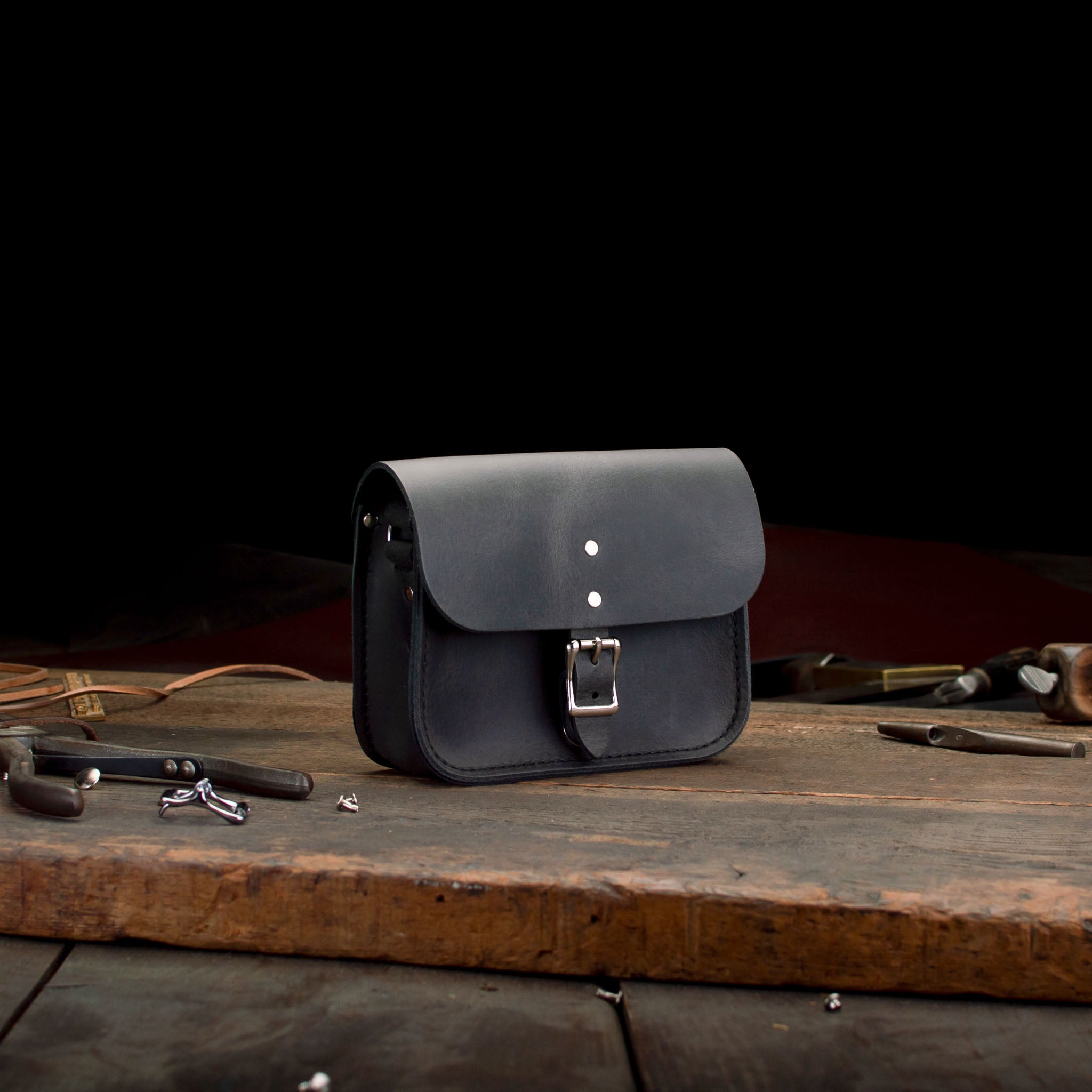 7-inch Hipster, Leather Crossbody, pre-loved and nearly perfect collection