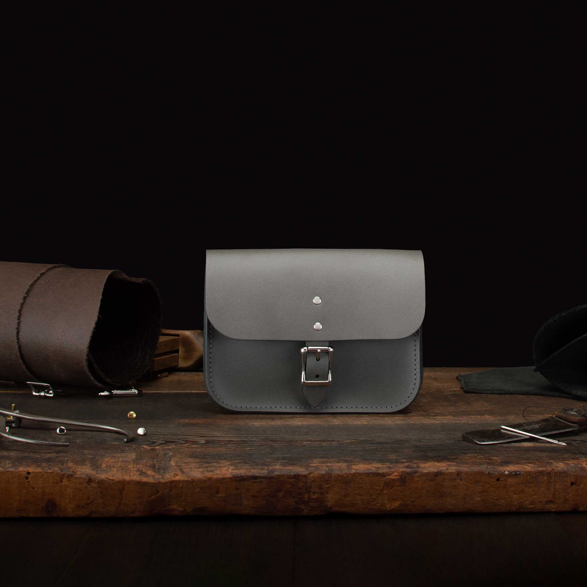 7-inch Hipster, Leather Crossbody, pre-loved and nearly perfect collection